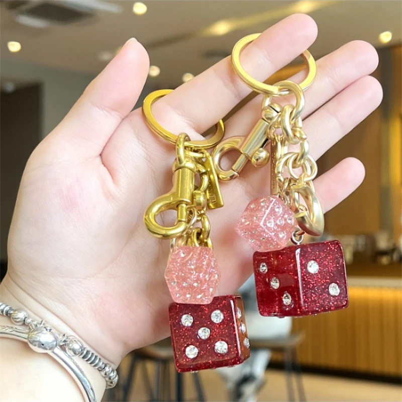 Новый хит продаж, кубики удачи, строка с кристаллами, эпоксидная смола, Золотая фольга, брелок из смолы, модная сумка, брелок для ключей, сумка, аксессуары для кошелька
Новый хит продаж, кубики удачи, строка с кристаллами, эпоксидная смола, Золотая фольга, брелок из смолы, модная сумка, брелок для ключей, сумка, аксессуары для кошелька