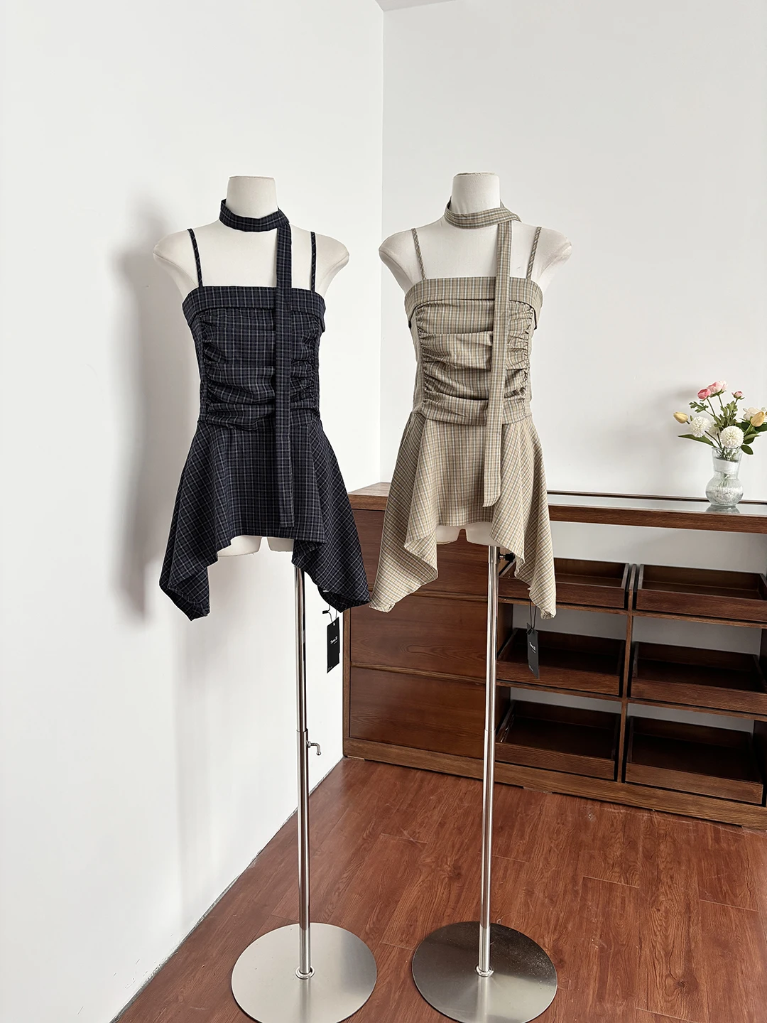 Korean Design Plaid Strap Vest Women's Slimming Pleated Asymmetrical Versatile Spicy Girl Top Summer Fashion Outerwear
Korean Design Plaid Strap Vest Women's Slimming Pleated Asymmetrical Versatile Spicy Girl Top Summer Fashion Outerwear