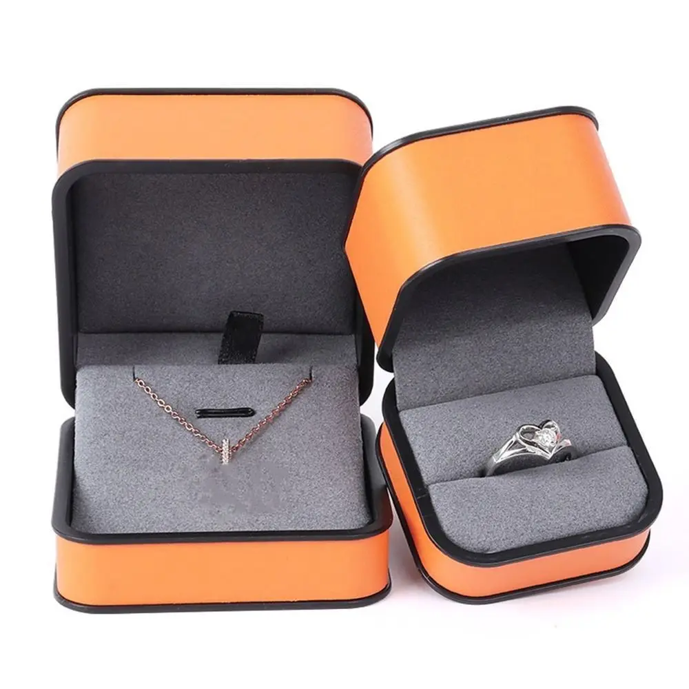 Modern Rectangular PU Jewelry Box Black Edge Round Corner Flap Jewelry Packaging Boxes Fashion Jewelry Display Box Proposal
Modern Rectangular PU Jewelry Box Black Edge Round Corner Flap Jewelry Packaging Boxes Fashion Jewelry Display Box Proposal