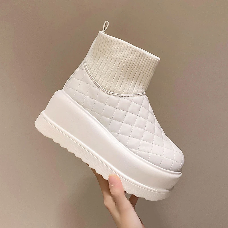 Новые зимние женские зимние ботинки на высокой платформе, теплые плюшевые ботильоны на толстой подошве, женская нескользящая хлопковая обувь, увеличивающая рост
Новые зимние женские зимние ботинки на высокой платформе, теплые плюшевые ботильоны на толстой подошве, женская нескользящая хлопковая обувь, увеличивающая рост