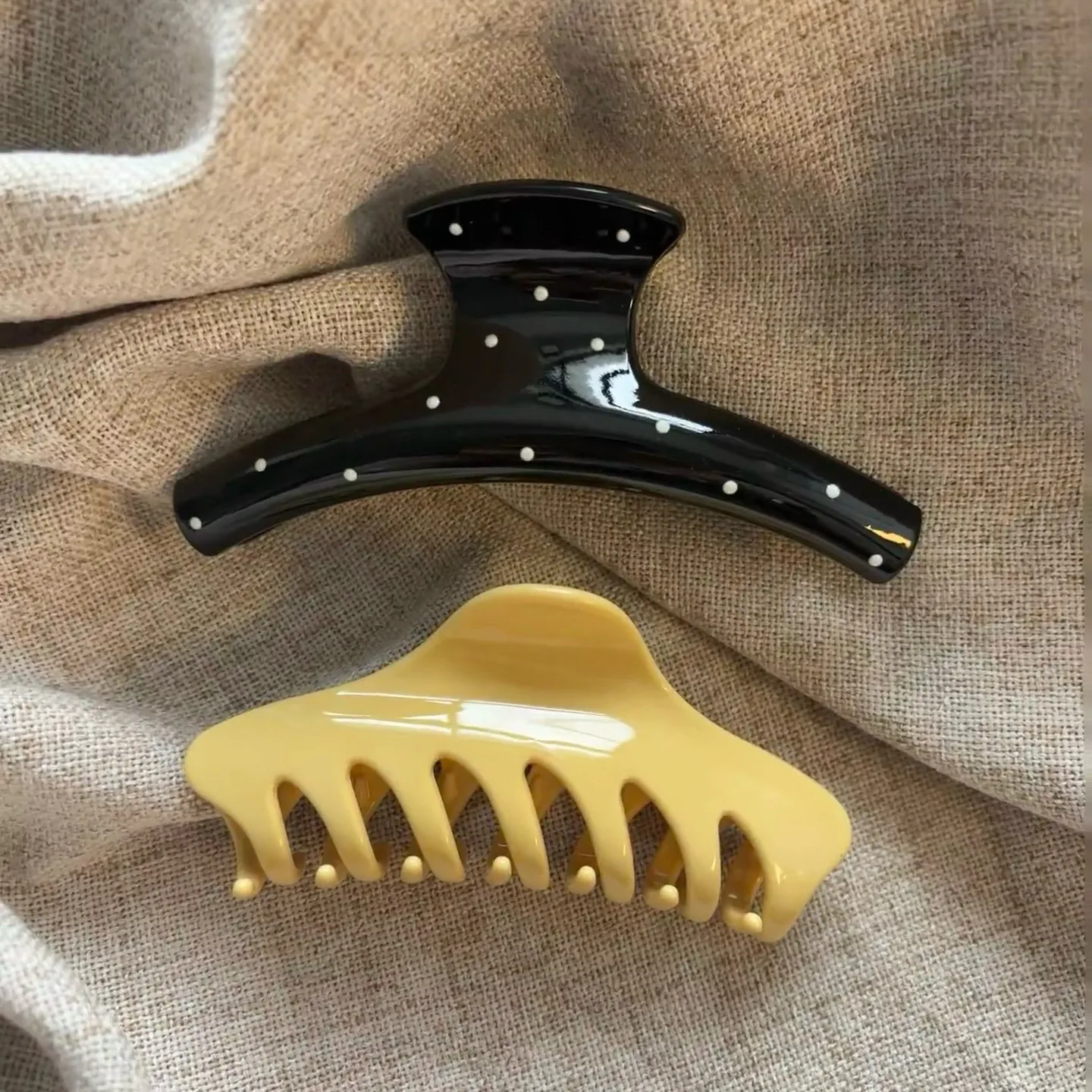 Korean style black polka dot hair clip, shark clip, yellow keel hair clip, elegant hair accessory.
Korean style black polka dot hair clip, shark clip, yellow keel hair clip, elegant hair accessory.