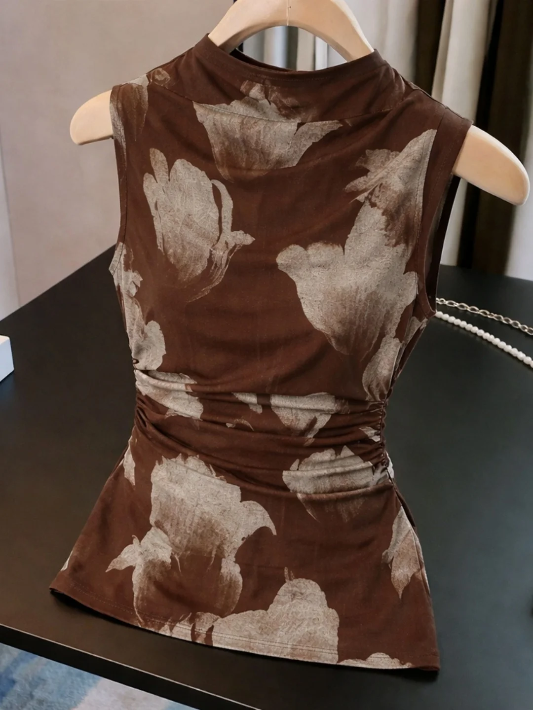 Retro Floral Print Commute Style Women's Slim Fit Fashionable Sleeveless Tank Top Korean Version Stylish And Slimming Top
Retro Floral Print Commute Style Women's Slim Fit Fashionable Sleeveless Tank Top Korean Version Stylish And Slimming Top