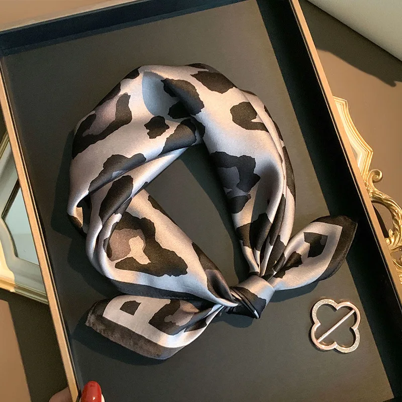 100% Natural Silk Square Scarf Women Vintage Leopard Print Hairband Foulard High Quality Bandana Scarves Female Neckerchief
100% Natural Silk Square Scarf Women Vintage Leopard Print Hairband Foulard High Quality Bandana Scarves Female Neckerchief