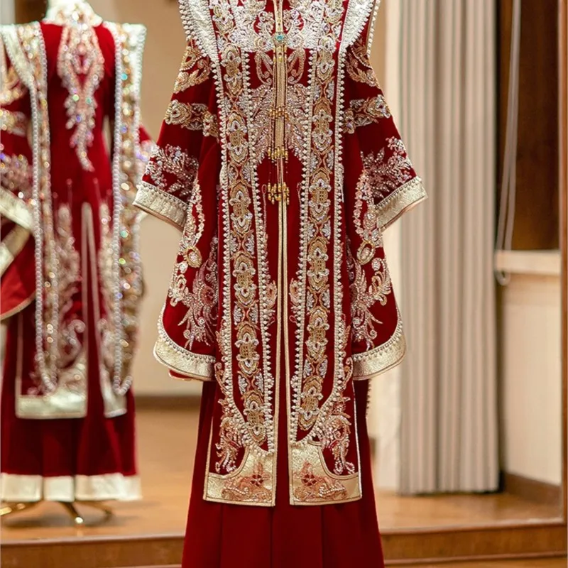 The luxurious shoulder style of new Han Dynasty phoenix crown and red wedding dress
The luxurious shoulder style of new Han Dynasty phoenix crown and red wedding dress