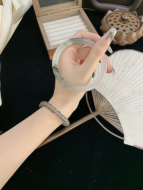 Tianshan Cui bracelet girl beauty strip natural gold silk jade ice jade bracelet
Tianshan Cui bracelet girl beauty strip natural gold silk jade ice jade bracelet