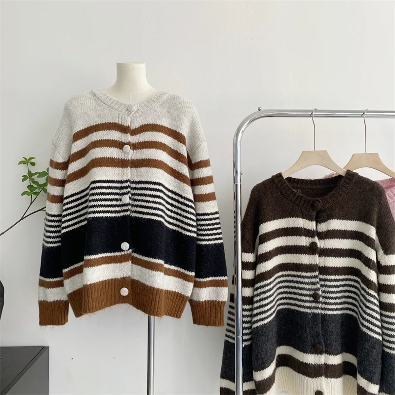Grey Round Neck Sweater Winter Women's Cashmere Contrast Color Knitted Jacket Simple Style Loose Long Sleeves New Women's Top
Grey Round Neck Sweater Winter Women's Cashmere Contrast Color Knitted Jacket Simple Style Loose Long Sleeves New Women's Top