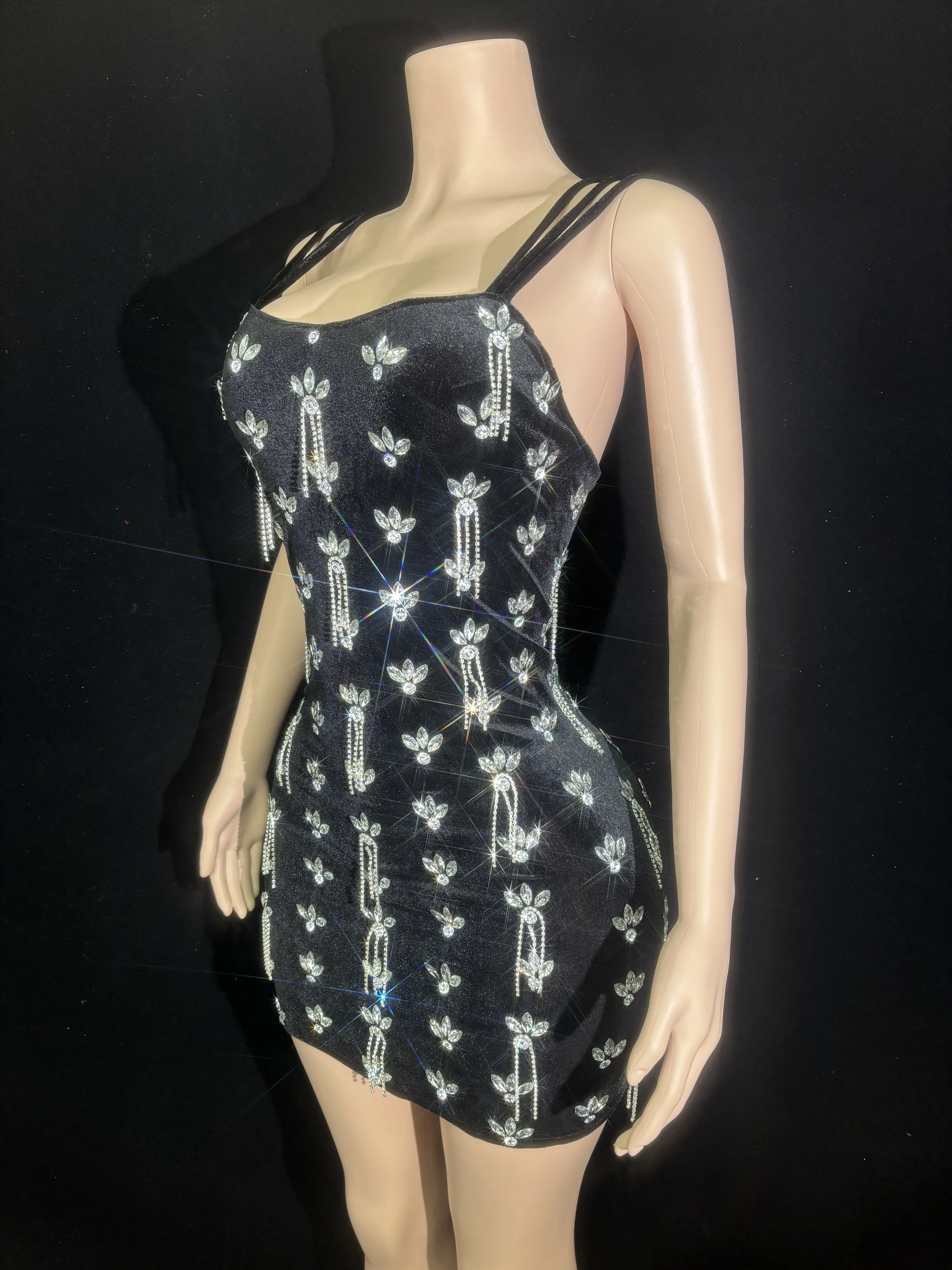 Luxury Shiny Diamond Tassel Velevet Bodycon Mini Dress 2025 New Women Celebrity Eveing Party Nightclub Performance Stage Costume
Luxury Shiny Diamond Tassel Velevet Bodycon Mini Dress 2025 New Women Celebrity Eveing Party Nightclub Performance Stage Costume