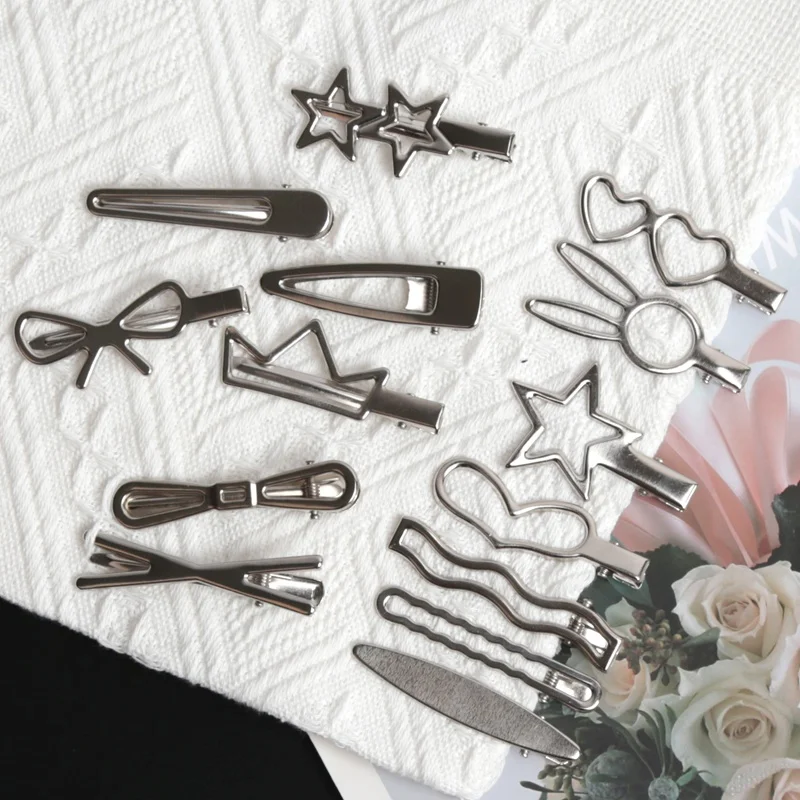 Набор из 28 модных металлических заколок для волос в стиле Y2K для женщин и девушек, заколки-уточки, оригинальные аксессуары для укладки волос
Набор из 28 модных металлических заколок для волос в стиле Y2K для женщин и девушек, заколки-уточки, оригинальные аксессуары для укладки волос