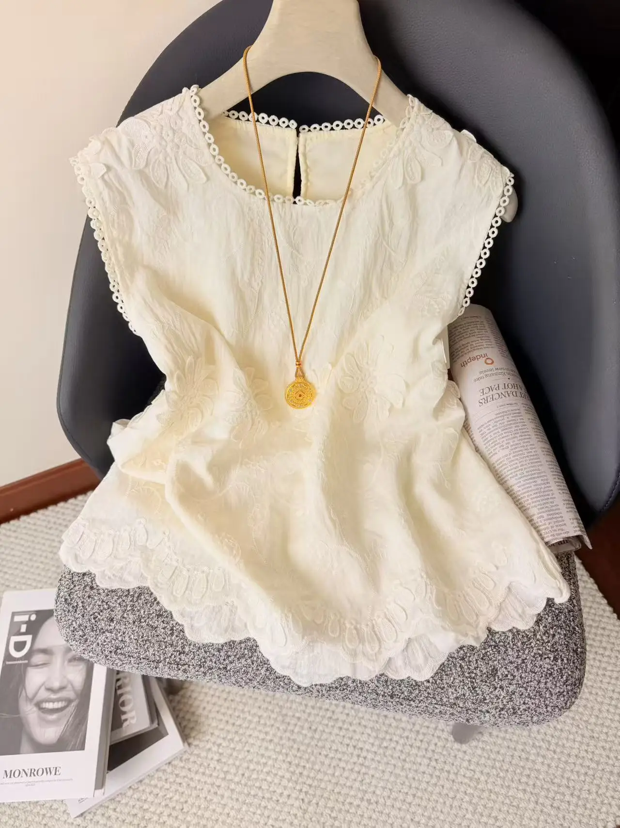 Elegant Lace Embroidery Hollow out Sleeveless Blouse Women's Summer Fashion Design Simple Stylish Beautiful Top Cotton Silk
Elegant Lace Embroidery Hollow out Sleeveless Blouse Women's Summer Fashion Design Simple Stylish Beautiful Top Cotton Silk
