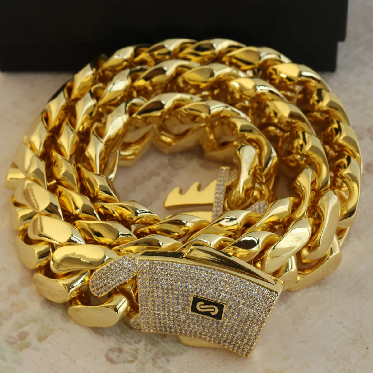 20mm 18K Gold Plated Cuban Necklace High Polish Smooth Thick Cuban Link Chain Choker Hiphop Jewelry
20mm 18K Gold Plated Cuban Necklace High Polish Smooth Thick Cuban Link Chain Choker Hiphop Jewelry