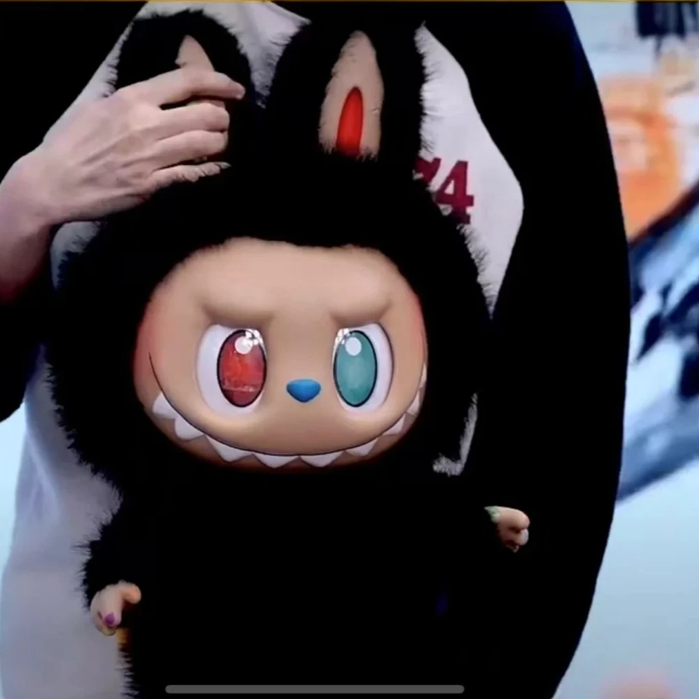 POP MART THE MONSTERS 10-летняя юбилейная серия ZIMOMO 3.0, высота 58 см, большая кукла, милая аниме-фигурка, украшение для дома, подарок на день рождения, сюрприз
POP MART THE MONSTERS 10-летняя юбилейная серия ZIMOMO 3.0, высота 58 см, большая кукла, милая аниме-фигурка, украшение для дома, подарок на день рождения, сюрприз