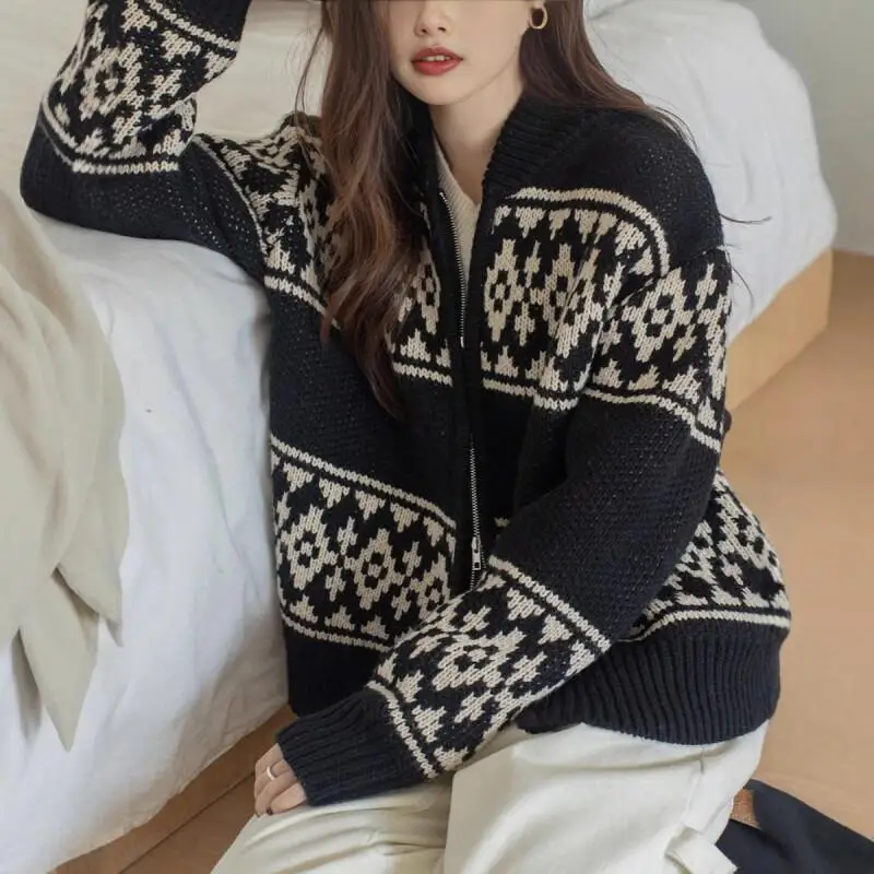 Осенне-зимний трикотаж, пальто, женский французский винтажный цветной жаккардовый дизайн, свободный повседневный кардиган с длинными рукавами, свитер
Осенне-зимний трикотаж, пальто, женский французский винтажный цветной жаккардовый дизайн, свободный повседневный кардиган с длинными рукавами, свитер