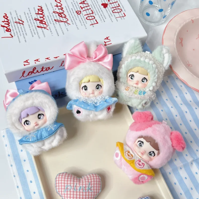 Nuomi Er Mi Bao Fairy Tale Town Series, плюшевая слепая коробка, плюшевая сумка, подвесная кукла для девочек, милые подарки на день рождения, новый продукт на складе
Nuomi Er Mi Bao Fairy Tale Town Series, плюшевая слепая коробка, плюшевая сумка, подвесная кукла для девочек, милые подарки на день рождения, новый продукт на складе