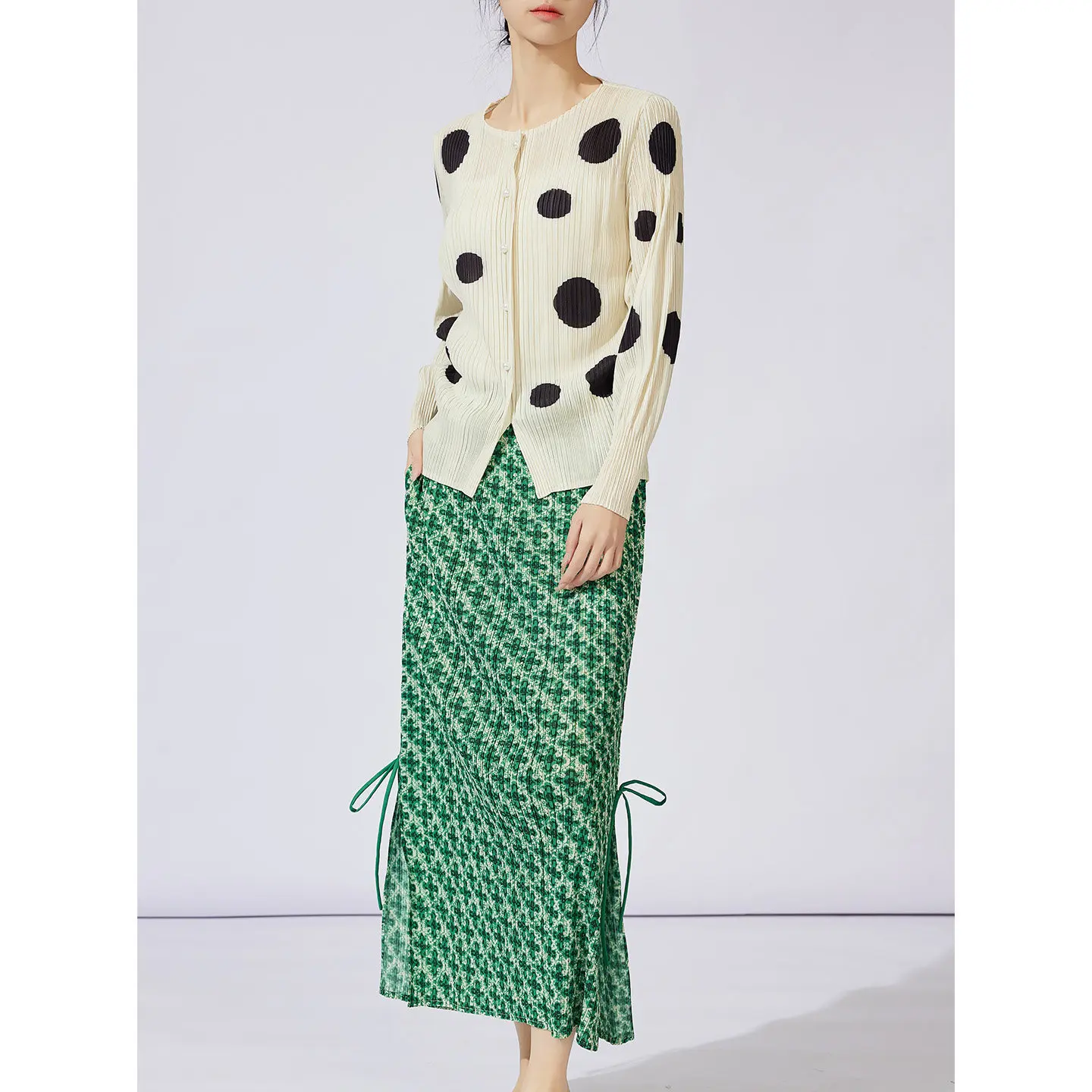 Miyake Folds 2026 Spring Polka Dot Print Fashion Long Sleeve T-Shirt High Waist Elegant Casual Half-body Skirt Two Piece Set
Miyake Folds 2026 Spring Polka Dot Print Fashion Long Sleeve T-Shirt High Waist Elegant Casual Half-body Skirt Two Piece Set