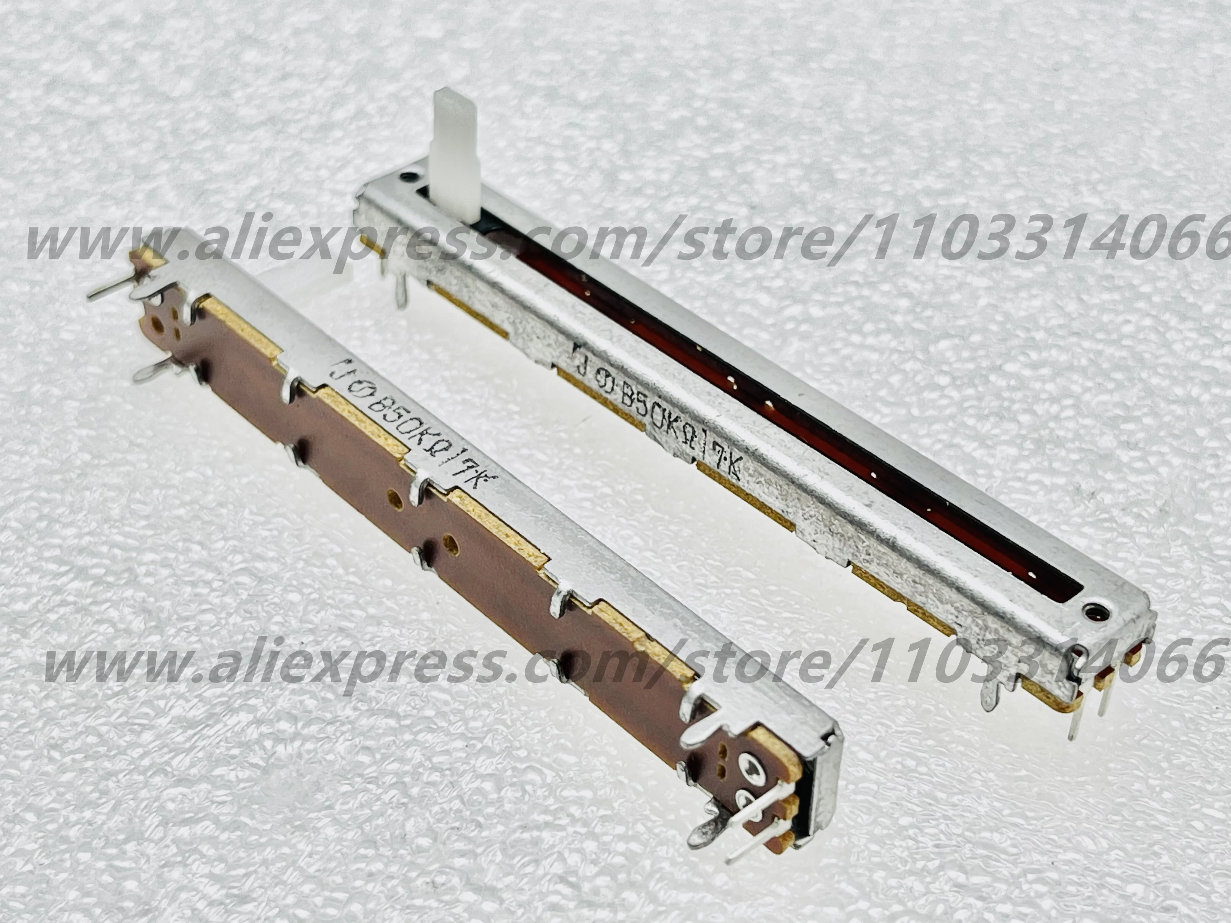 10pcs Noble Japanese 75mm single channel electronic piano volume adjustment 3 feet VJ6013 B50k axis length of 10mm
10pcs Noble Japanese 75mm single channel electronic piano volume adjustment 3 feet VJ6013 B50k axis length of 10mm