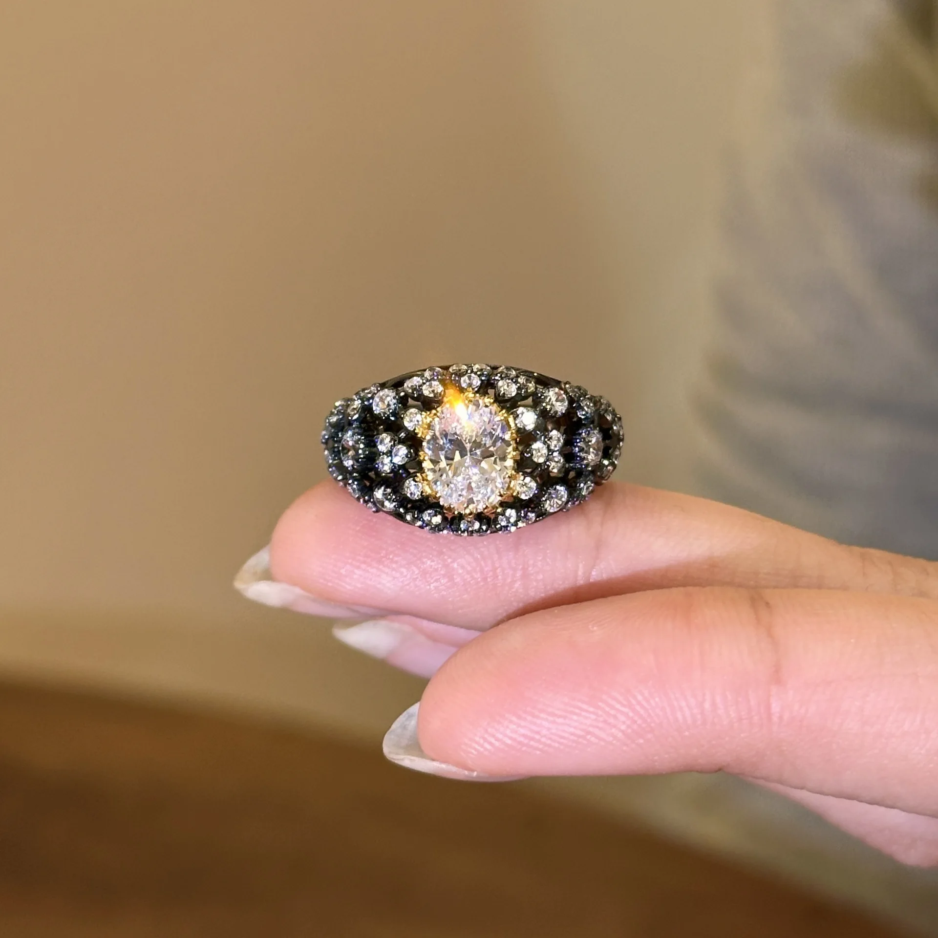 Black gold sparkling retro starry ring vintage advanced cool women finger accessory unisex jewelry
Black gold sparkling retro starry ring vintage advanced cool women finger accessory unisex jewelry