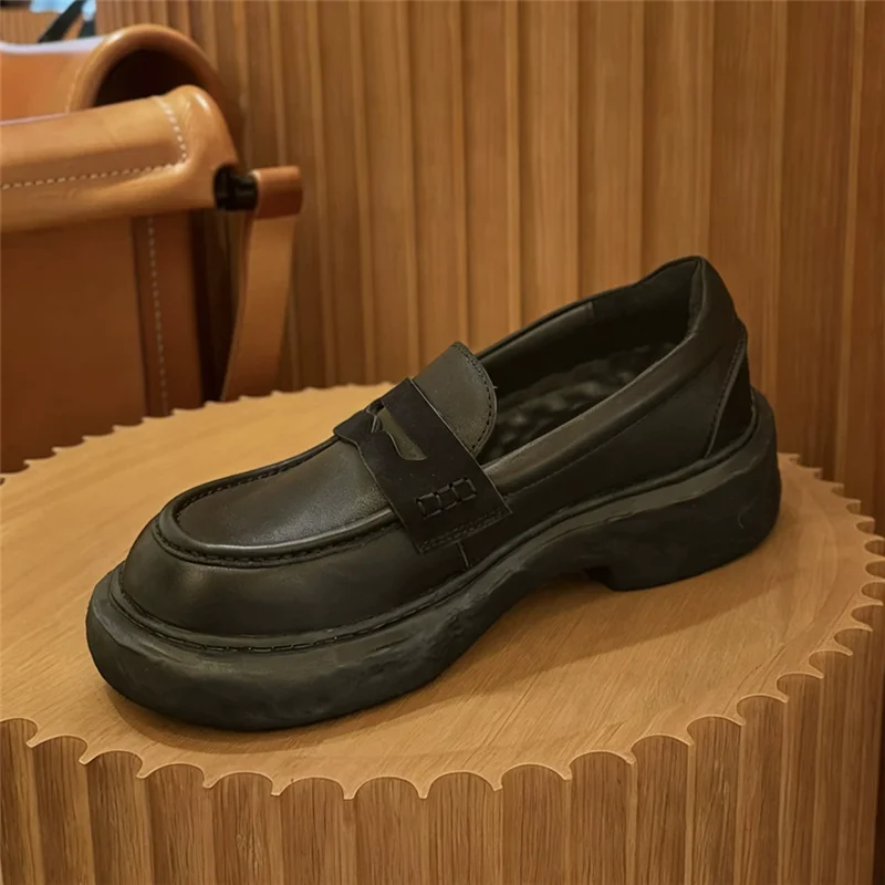 Spring cowhide thick soled square heel height increasing loafers, casual big toe shoes, oversized flat bottomed men's shoes
Spring cowhide thick soled square heel height increasing loafers, casual big toe shoes, oversized flat bottomed men's shoes