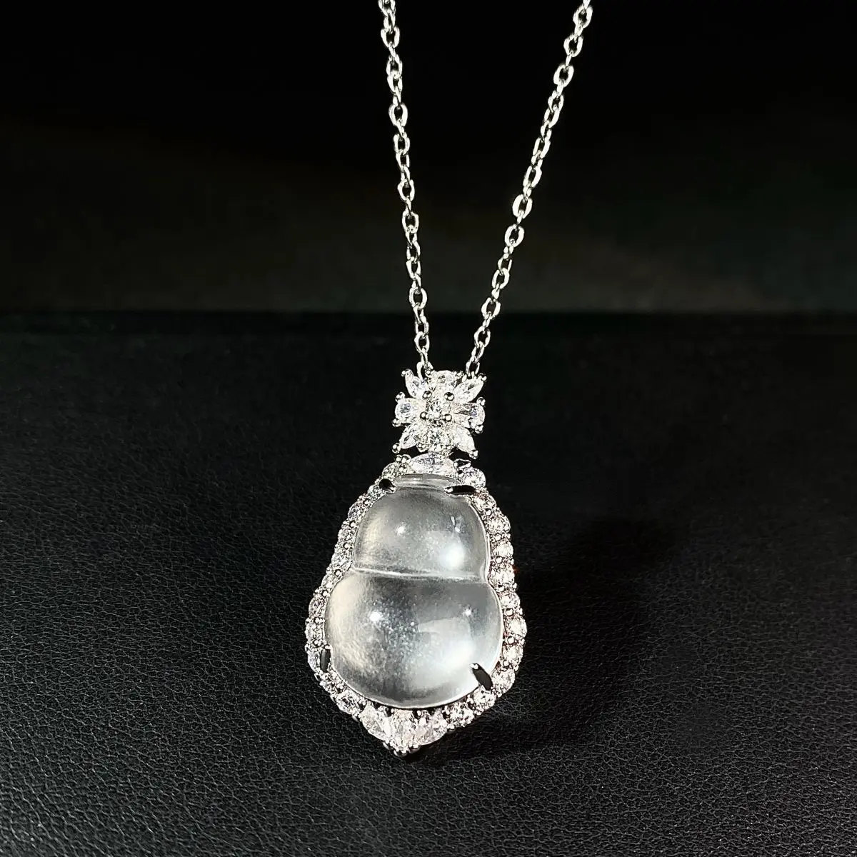 PT950 platinum snake-shaped necklace for women, made of water pearl jade and highquality jade, a best-selling product
PT950 platinum snake-shaped necklace for women, made of water pearl jade and highquality jade, a best-selling product
