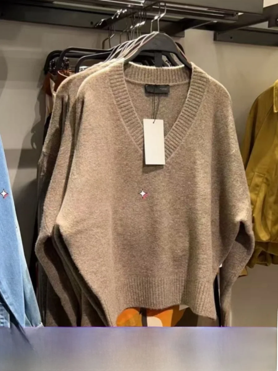 Новый женский вязаный свитер на осень 2025: винтажный, свободный крой, мягкий, с V-образным вырезом, длинными рукавами, повседневный, комфортный, из полиэстера и хлопка
Новый женский вязаный свитер на осень 2025: винтажный, свободный крой, мягкий, с V-образным вырезом, длинными рукавами, повседневный, комфортный, из полиэстера и хлопка