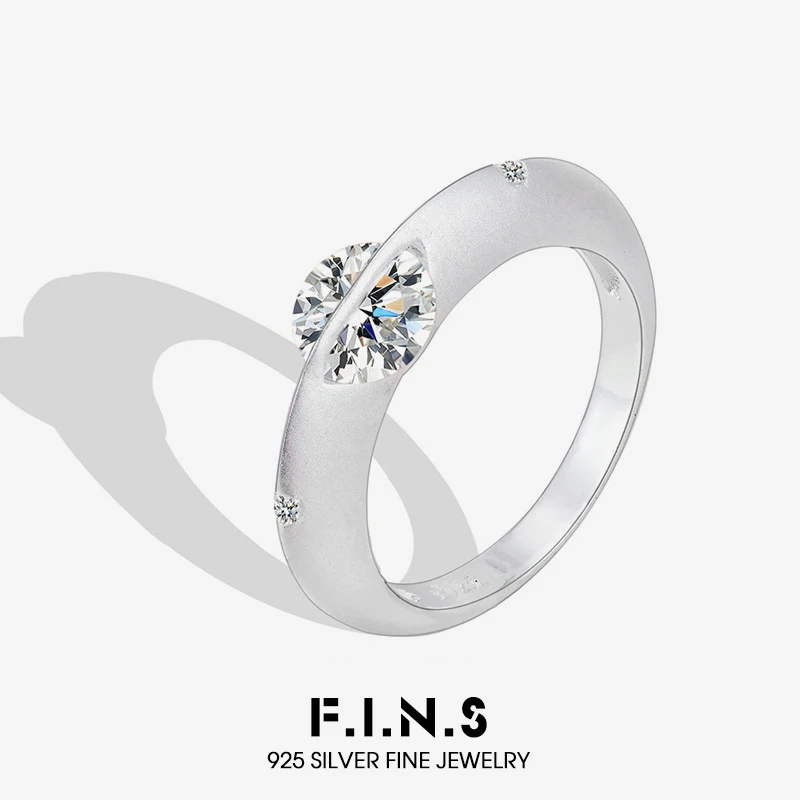 F.I.N.S оригинальное кольцо из стерлингового серебра S925 с цирконом для женщин, роскошное матовое кольцо с космической звездой, вращающееся ювелирное изделие на палец для свадебной вечеринки
F.I.N.S оригинальное кольцо из стерлингового серебра S925 с цирконом для женщин, роскошное матовое кольцо с космической звездой, вращающееся ювелирное изделие на палец для свадебной вечеринки