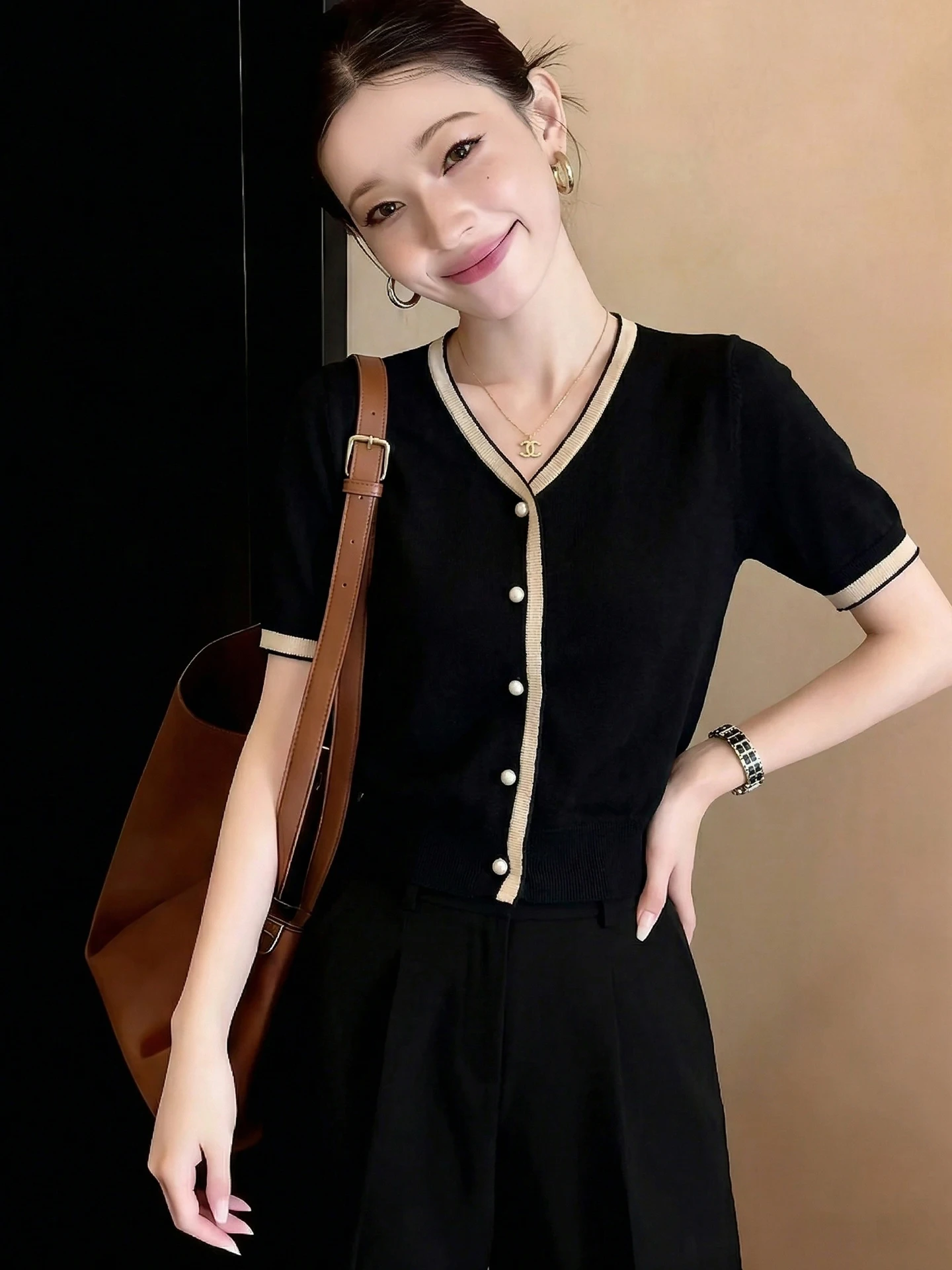Slimming V-Neck Knitwear Short Sleeve Women's Single Button Color Block Design Fashionable Versatile Summer Top Korean Style
Slimming V-Neck Knitwear Short Sleeve Women's Single Button Color Block Design Fashionable Versatile Summer Top Korean Style