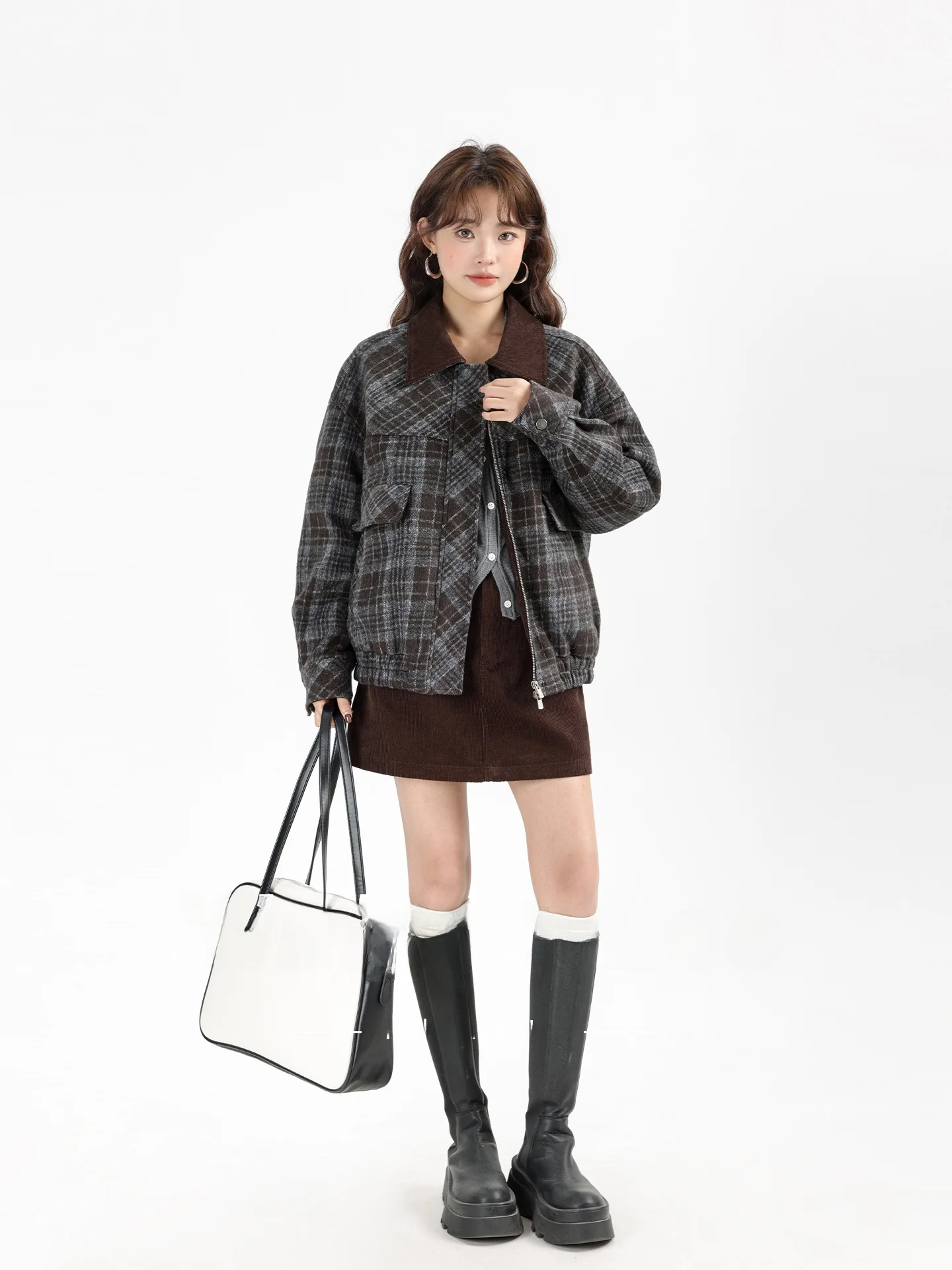 Корейское винтажное шерстяное пальто в клетку с хлопковой подкладкой и воротником-стойкой, теплая зимняя новая модная универсальная хлопковая одежда для женщин
Корейское винтажное шерстяное пальто в клетку с хлопковой подкладкой и воротником-стойкой, теплая зимняя новая модная универсальная хлопковая одежда для женщин