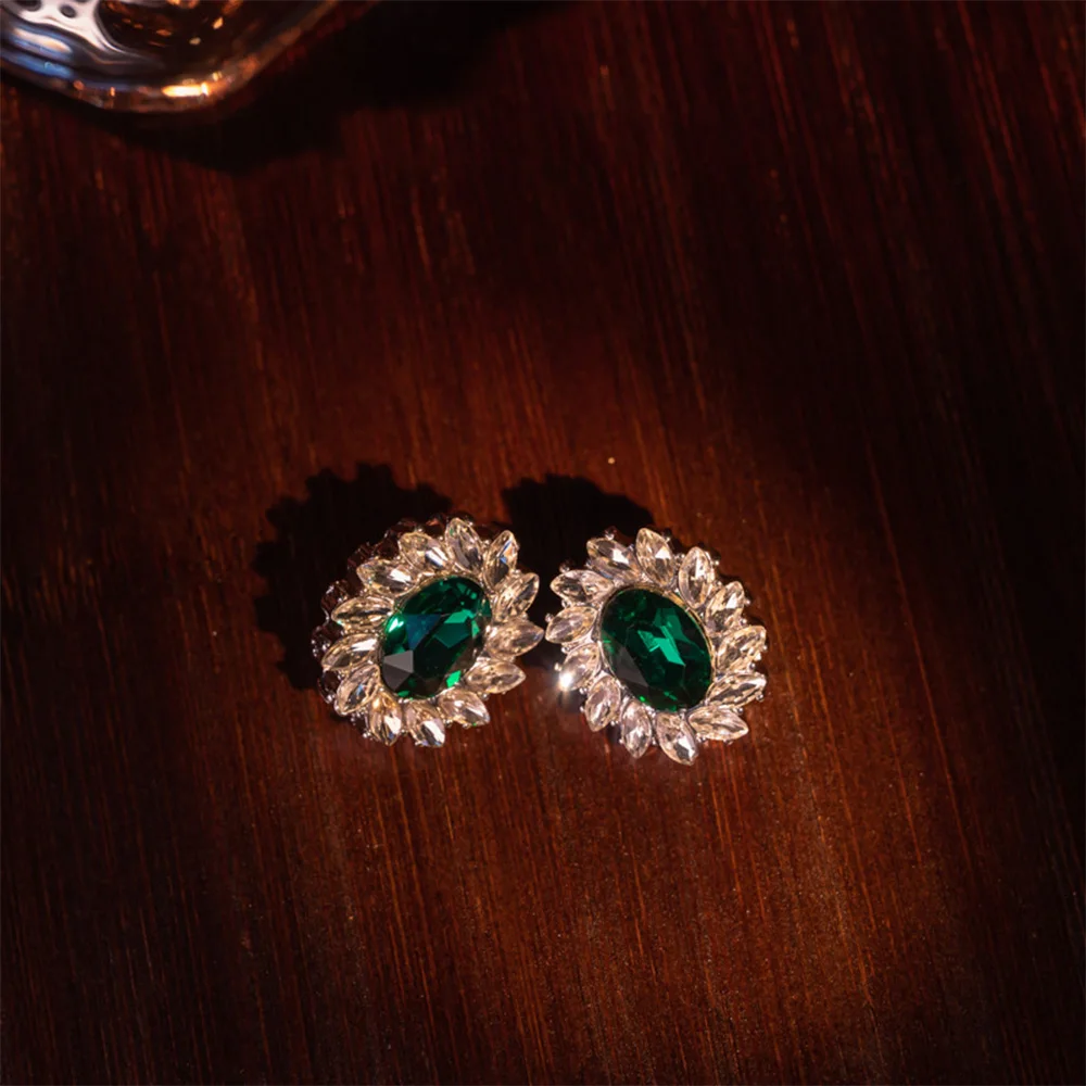 Courtly diamond stud earrings in medieval green for women‘s girl party gift jewlry whosale
Courtly diamond stud earrings in medieval green for women‘s girl party gift jewlry whosale