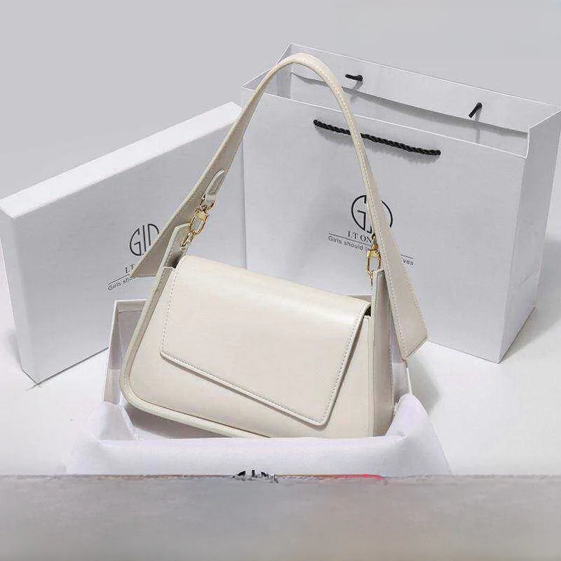 Hong Kong Genuine Leather Women's Bag 2026 New Spring Summer Retro Commute High-End Sensation Single Shoulder Armpit Small Bag
Hong Kong Genuine Leather Women's Bag 2026 New Spring Summer Retro Commute High-End Sensation Single Shoulder Armpit Small Bag
