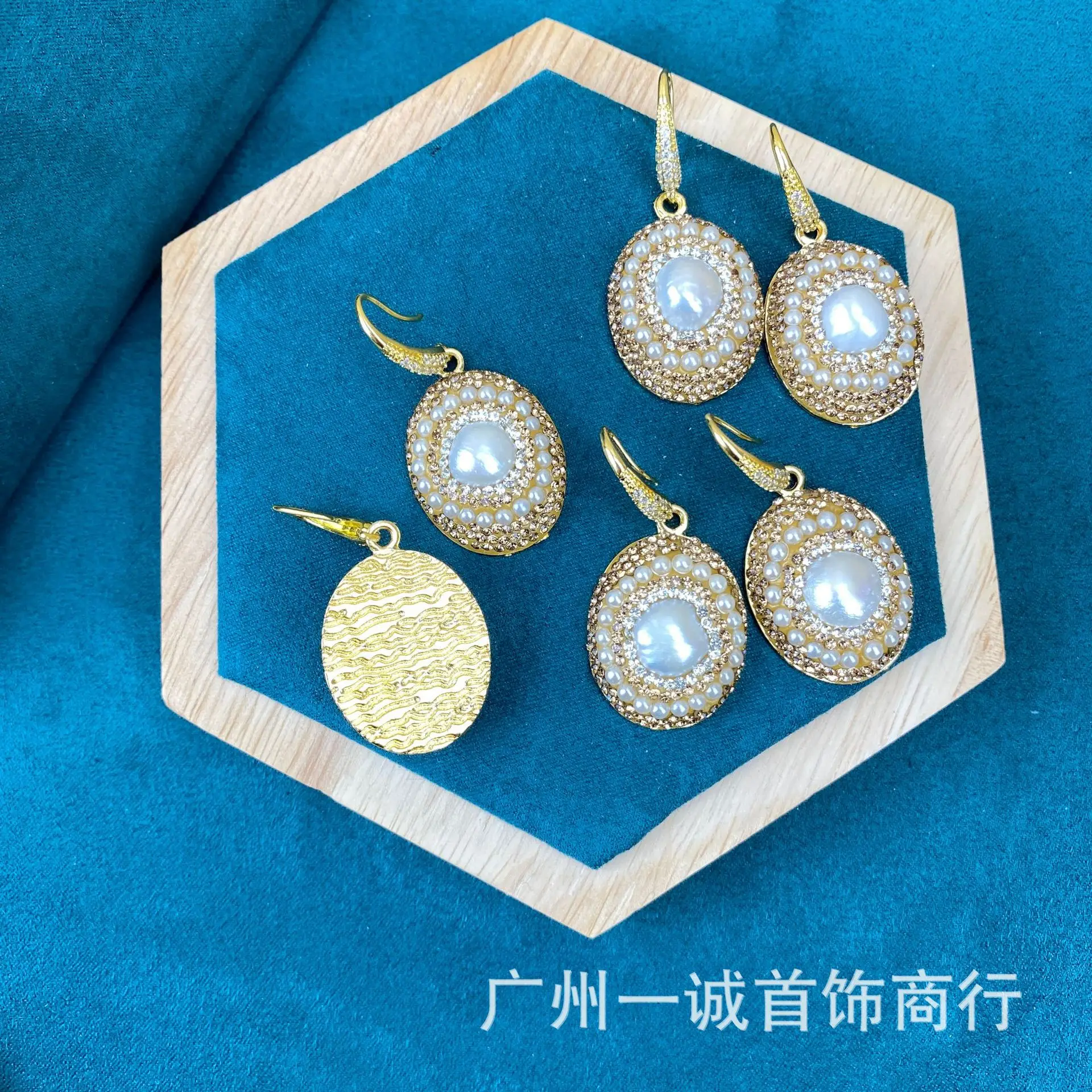 Natural Baroque pearl ear hanging clay jewelry, color-preserving electroplated pearl earrings, French niche jewelry recommended
Natural Baroque pearl ear hanging clay jewelry, color-preserving electroplated pearl earrings, French niche jewelry recommended