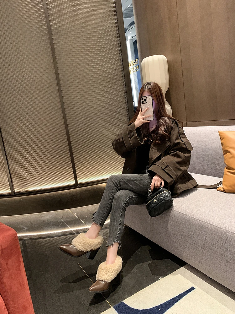 Высококачественные модные маленькие кожаные туфли с острым носком, толстым каблуком для женщин, в стиле ретро и пара пушистых хлопковых туфель.
Высококачественные модные маленькие кожаные туфли с острым носком, толстым каблуком для женщин, в стиле ретро и пара пушистых хлопковых туфель.