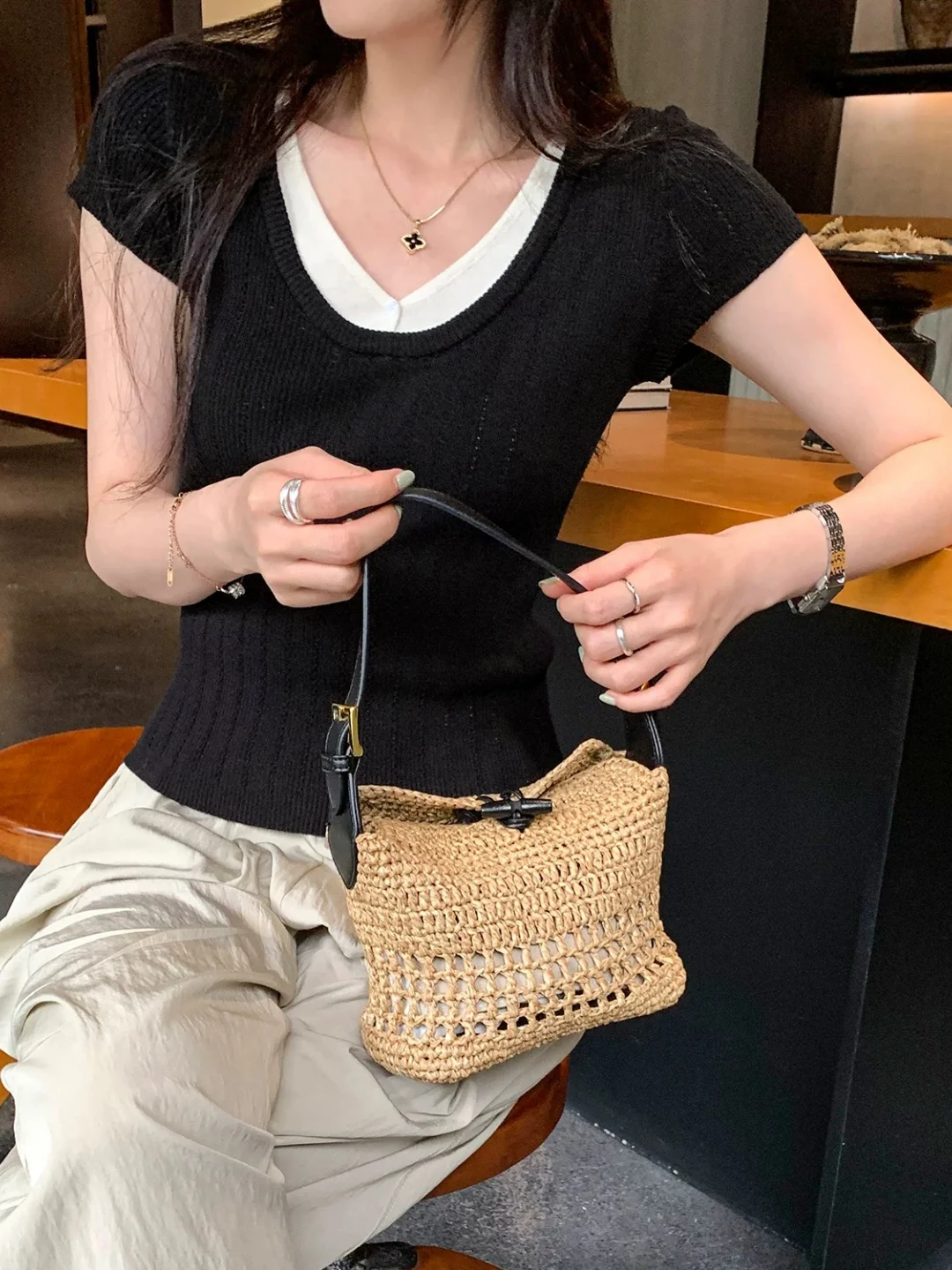 French Style Splice Short Sleeve Knitted T-Shirt Women's Summer Top Breathable Comfortable V-Neck Casual Fashion Basic Fit
French Style Splice Short Sleeve Knitted T-Shirt Women's Summer Top Breathable Comfortable V-Neck Casual Fashion Basic Fit