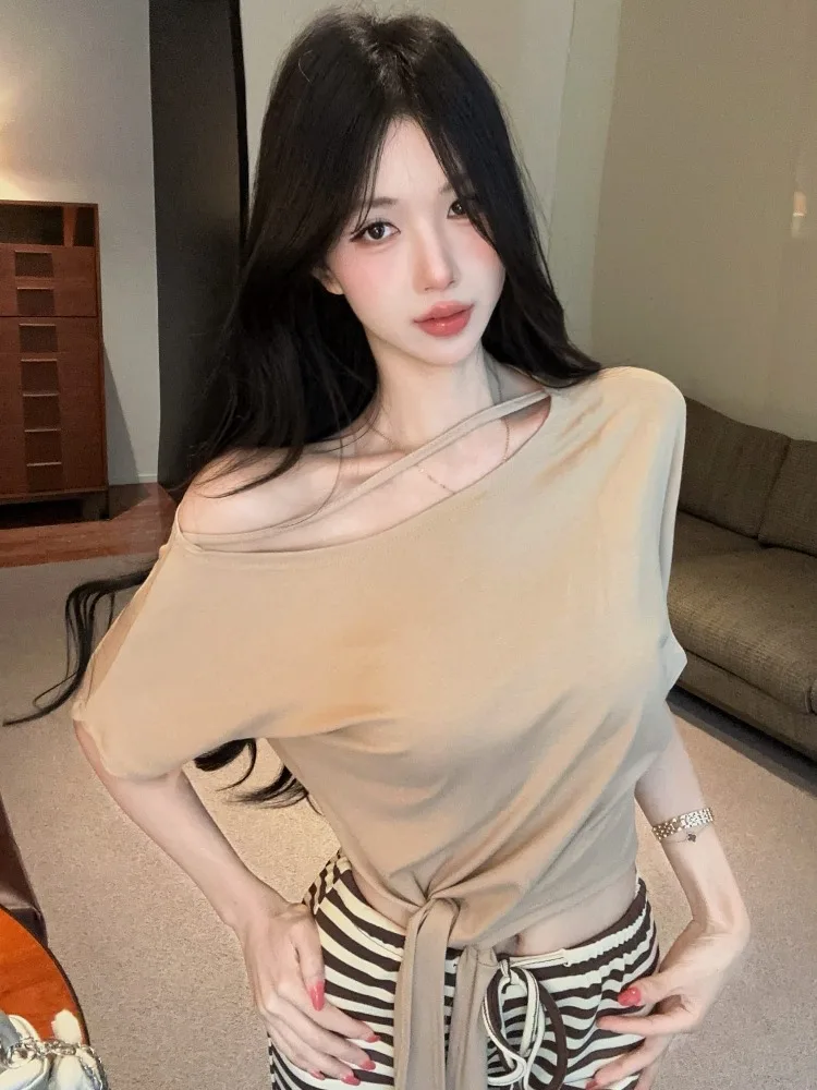 Korean Style Spicy Girl Design Sensation Shoulder Hollow Short Sleeve T-Shirt Women Summer New Belt Bottoms Fashionable...
Korean Style Spicy Girl Design Sensation Shoulder Hollow Short Sleeve T-Shirt Women Summer New Belt Bottoms Fashionable...