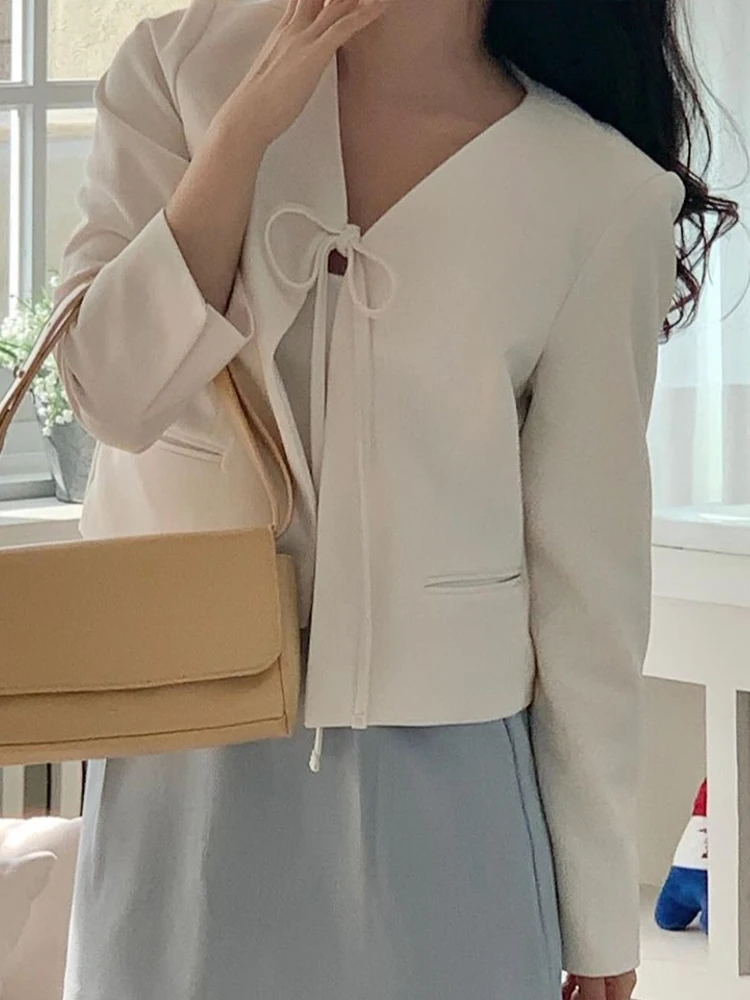 White Short Suit Jacket Women's V-Neck Belted Long Sleeve Outerwear Elegant Commute Style Fashionable Spring Collection
White Short Suit Jacket Women's V-Neck Belted Long Sleeve Outerwear Elegant Commute Style Fashionable Spring Collection