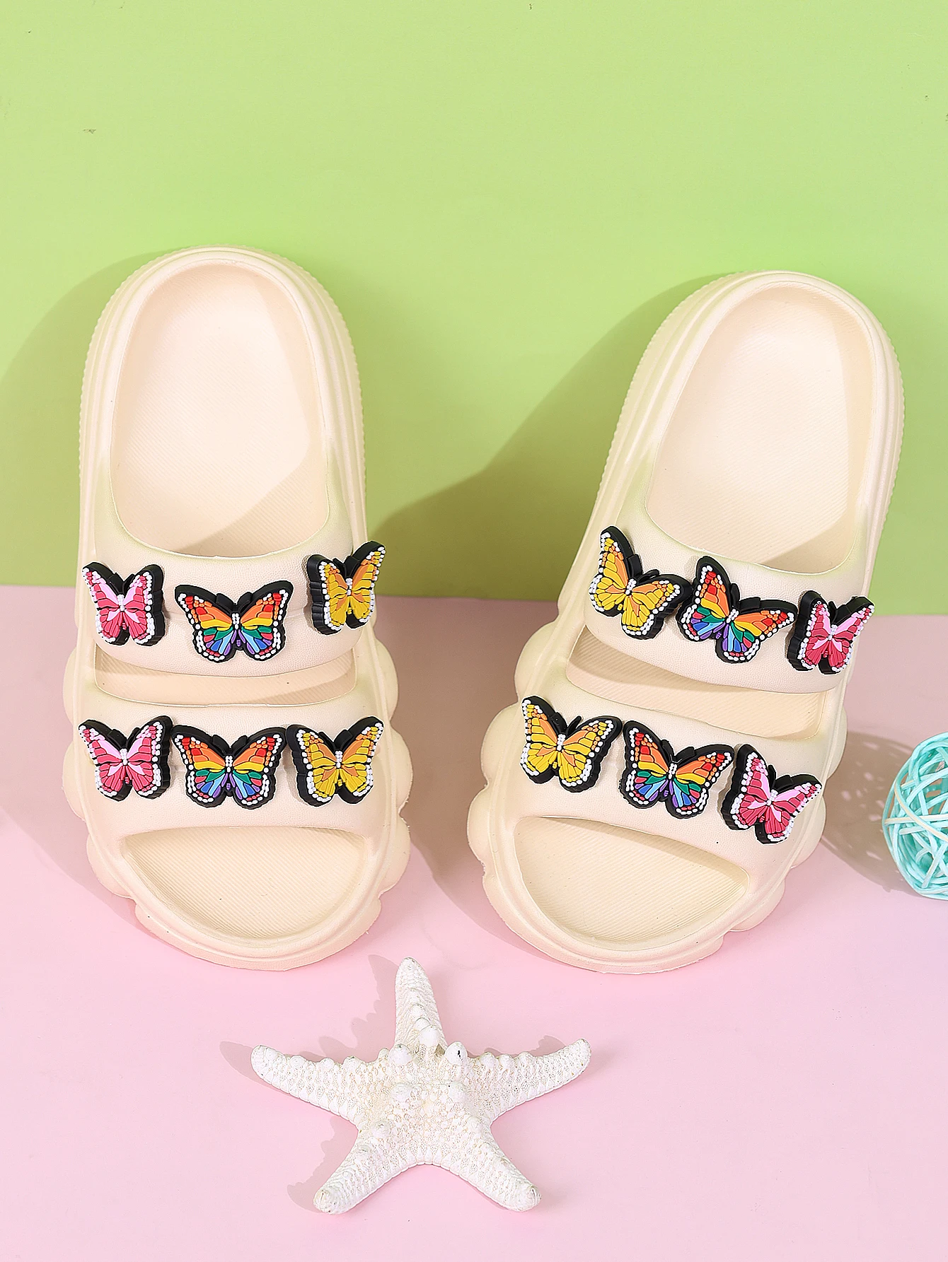 A Pair of Beige Cartoon Butterfly Slippers for Boys and Girls, Non-Slip, Comfortable and Wear-Resistant Slippers
A Pair of Beige Cartoon Butterfly Slippers for Boys and Girls, Non-Slip, Comfortable and Wear-Resistant Slippers