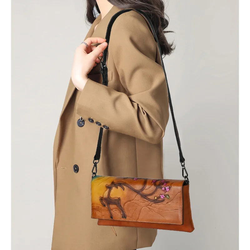 Сумка через плечо из воловьей кожи с верхним слоем, ретро-тисненая и цветная, ручная, функциональная сумка на одно плечо в стиле ретро.
Сумка через плечо из воловьей кожи с верхним слоем, ретро-тисненая и цветная, ручная, функциональная сумка на одно плечо в стиле ретро.