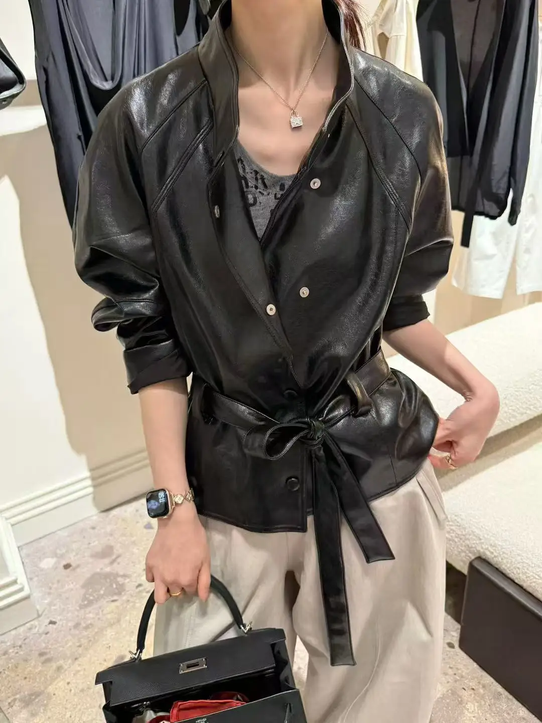 Retro Belted Stand Collar Short Leather Jacket Motorcycle Style Women's Coat Spring 2026 Miniature European Fashion Straight
Retro Belted Stand Collar Short Leather Jacket Motorcycle Style Women's Coat Spring 2026 Miniature European Fashion Straight