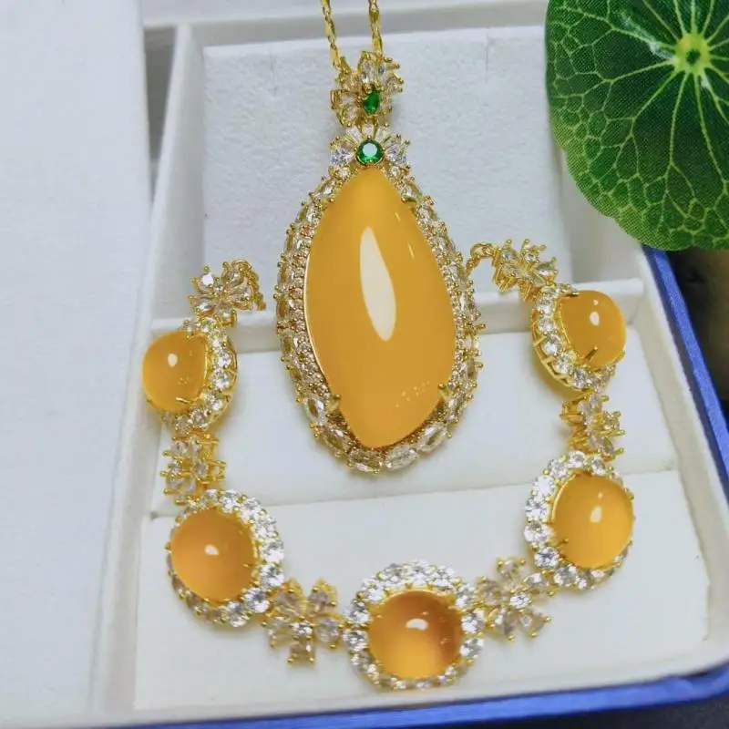 Women Yellow Jade Jewelry Set With Emerald Zircon Myanmar Jadeite Leaf Pendant Necklace And Bracelet Luxury Jades Jewelries Sets
Women Yellow Jade Jewelry Set With Emerald Zircon Myanmar Jadeite Leaf Pendant Necklace And Bracelet Luxury Jades Jewelries Sets