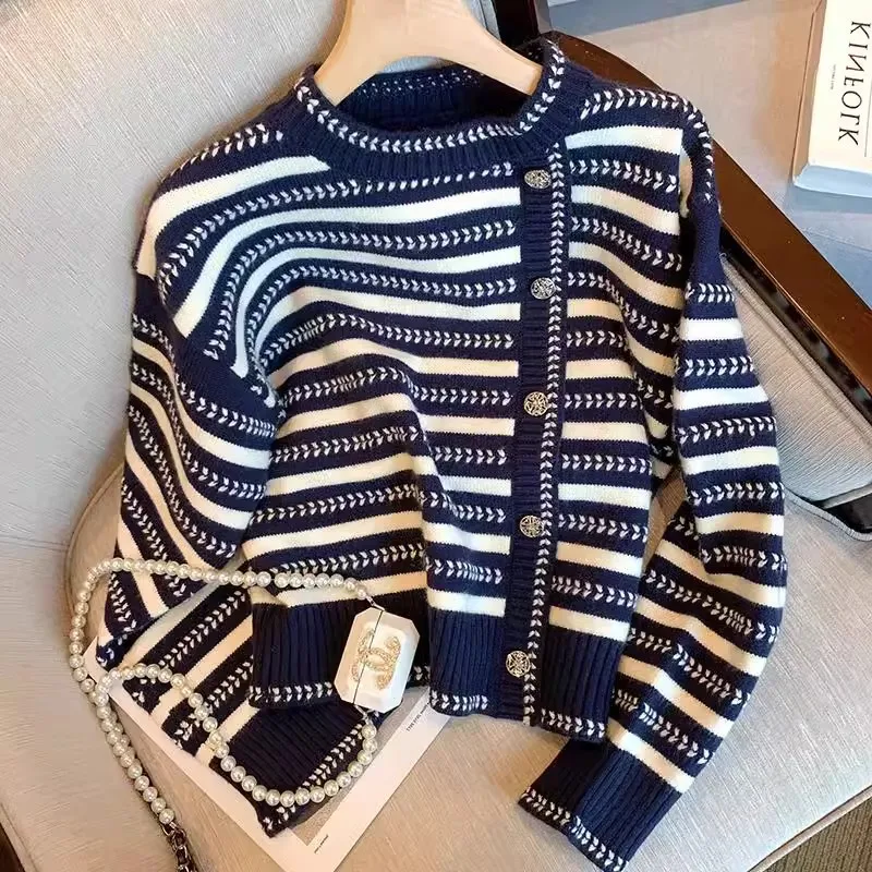 Вязаные свитера, женские кардиганы, джемперы с принтом, полосатые пуговицы, длинные рукава, круглый вырез, толстые однобортные свободные посадки, осень 2023 г. 
Вязаные свитера, женские кардиганы, джемперы с принтом, полосатые пуговицы, длинные рукава, круглый вырез, толстые однобортные свободные посадки, осень 2023 г.