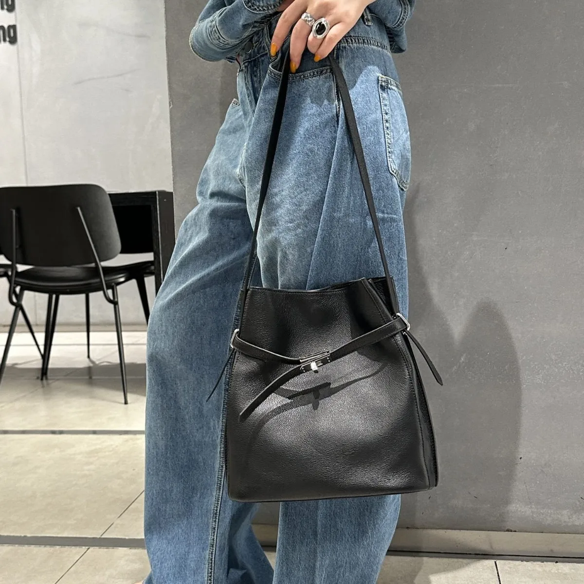 2026 New Bucket First Layer Cowhide Shoulder Women's Bag Commuter Casual Versatile Large Capacity Tote Armpit Bag
2026 New Bucket First Layer Cowhide Shoulder Women's Bag Commuter Casual Versatile Large Capacity Tote Armpit Bag