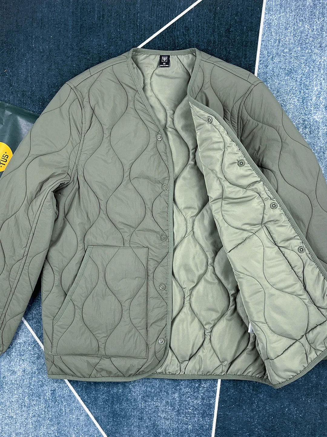 Теплая хлопковая подкладка, свободный крой, без подкладки, мужское модное зимнее пальто, трендовое стеганое нейлоновое волокно, однотонное, длинный рукав
Теплая хлопковая подкладка, свободный крой, без подкладки, мужское модное зимнее пальто, трендовое стеганое нейлоновое волокно, однотонное, длинный рукав