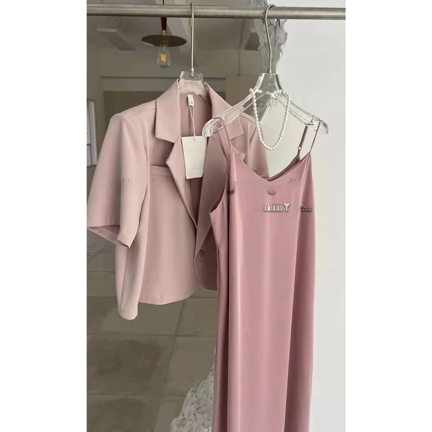 Новый женский костюм-двойка 2025 года: уникальный дизайн с бретельками, трендовый и модный, для работы и повседневной носки
Новый женский костюм-двойка 2025 года: уникальный дизайн с бретельками, трендовый и модный, для работы и повседневной носки