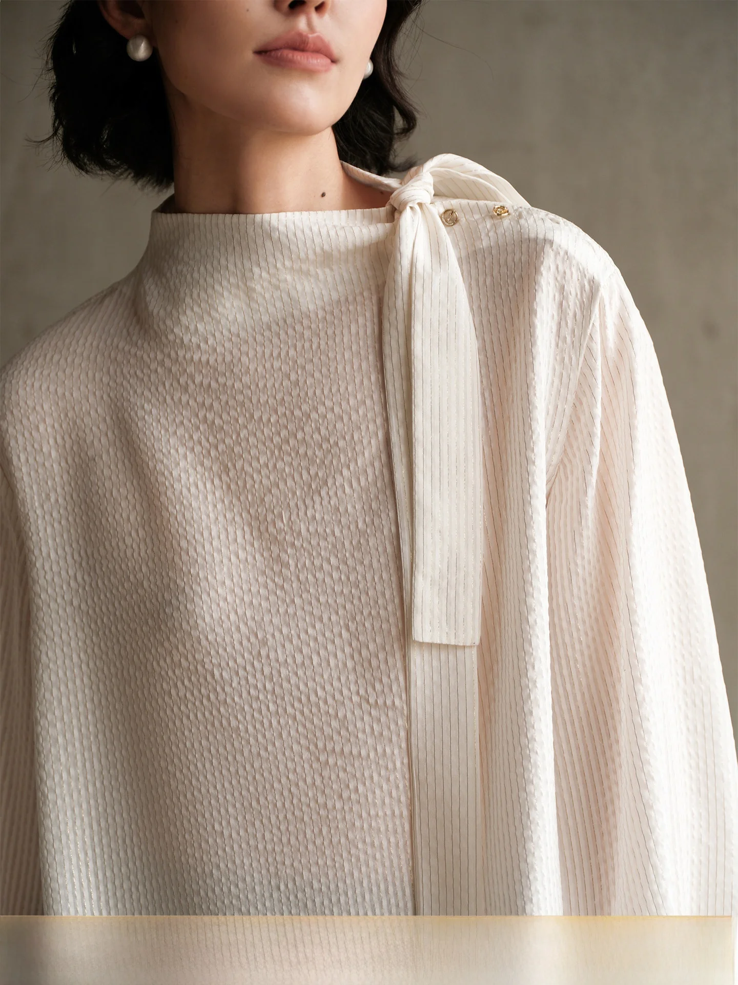 Ele Silk irt ZhiMei RiHe Gold Tead Embroidery Small Stand Collar Sa oulder Button French Sle Loose Fit Long Sve
Ele Silk irt ZhiMei RiHe Gold Tead Embroidery Small Stand Collar Sa oulder Button French Sle Loose Fit Long Sve