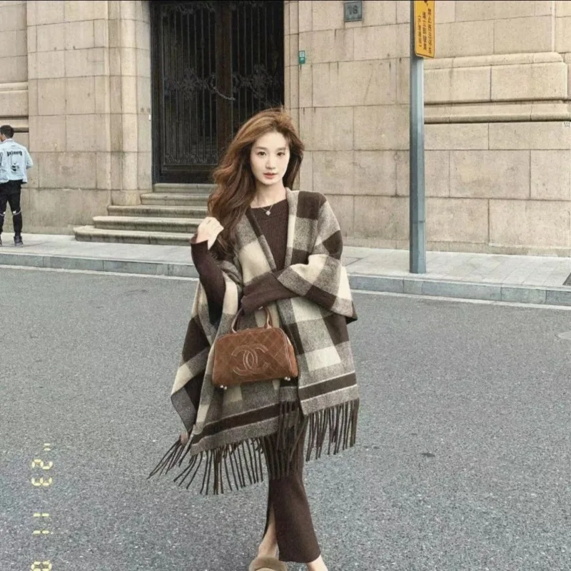 2025 Scarf Shawl Autumn/Winter Korean Edition New Coat British Knitted Fashion Plaid Cloak Tassel Cloak Commuter
2025 Scarf Shawl Autumn/Winter Korean Edition New Coat British Knitted Fashion Plaid Cloak Tassel Cloak Commuter