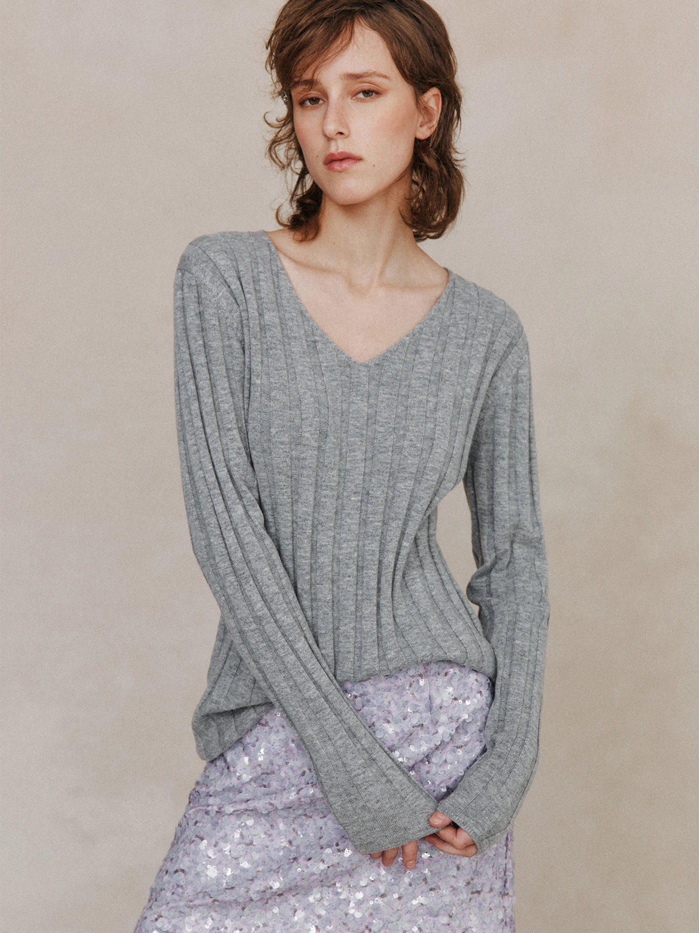 Женский свитер из смесовой шерсти с эффектом похудения, вязаный, с V-образным вырезом, повседневный, прямого кроя, длинный рукав, мягкий трикотаж
Женский свитер из смесовой шерсти с эффектом похудения, вязаный, с V-образным вырезом, повседневный, прямого кроя, длинный рукав, мягкий трикотаж