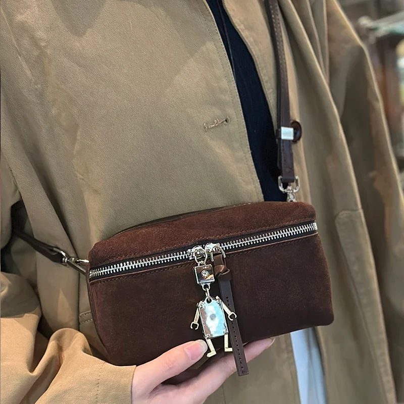 2025 Autumn winter women's Mini Suede cowhide leather Crossbody handbag luxury designer Lady commuting Shoulder bag OL Phone Bag
2025 Autumn winter women's Mini Suede cowhide leather Crossbody handbag luxury designer Lady commuting Shoulder bag OL Phone Bag