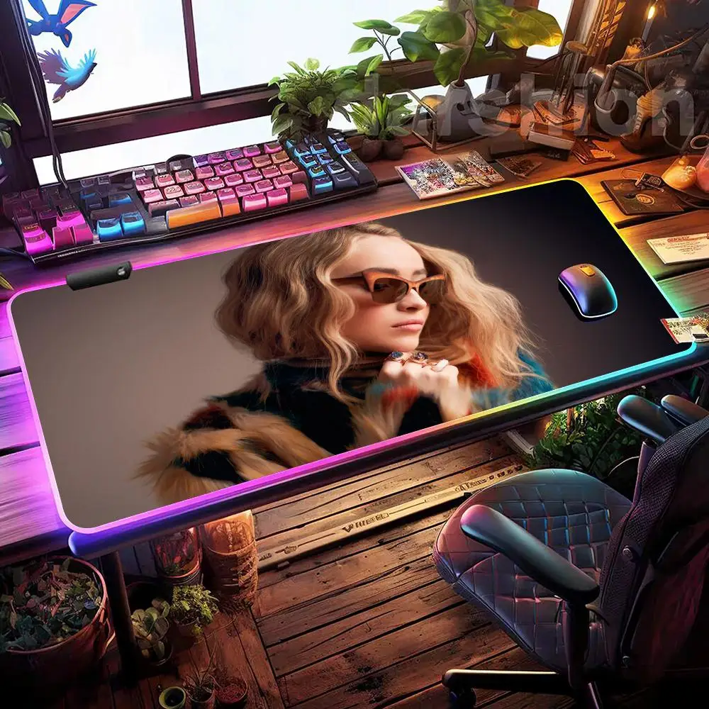 Коврик для мыши Singer Sabrina Carpenter RGB игровой коврик для мыши настольный коврик HD Gamer большой светодиодный светильник XXL коврики для мыши
Коврик для мыши Singer Sabrina Carpenter RGB игровой коврик для мыши настольный коврик HD Gamer большой светодиодный светильник XXL коврики для мыши