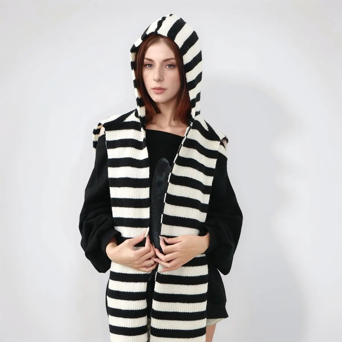 Женская зимняя модная полосатая вязаная шаль, теплая черно-белая шаль, шарф с капюшоном, свитер, осенне-зимнее пальто
Женская зимняя модная полосатая вязаная шаль, теплая черно-белая шаль, шарф с капюшоном, свитер, осенне-зимнее пальто