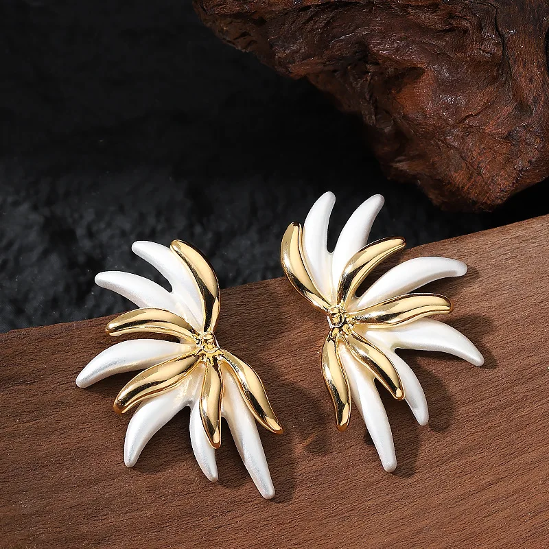 Stylish, exquisite, exaggerated and personalized paint-drip sunflower earrings, light luxury, high-end fashionable earrings
Stylish, exquisite, exaggerated and personalized paint-drip sunflower earrings, light luxury, high-end fashionable earrings