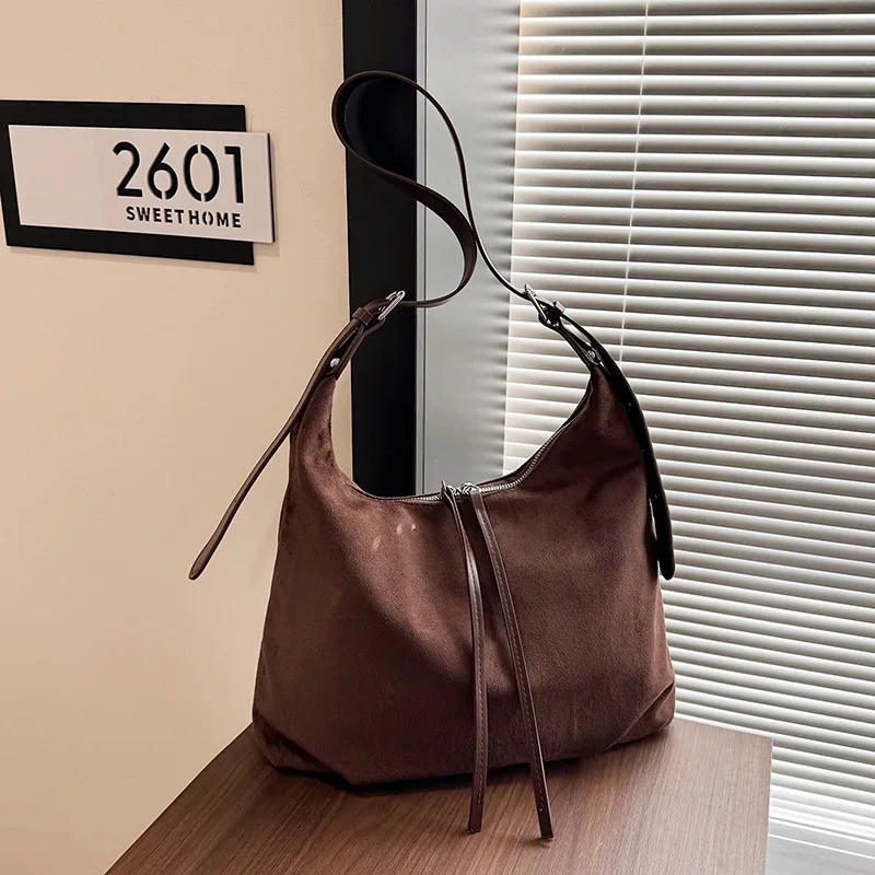 2025 Winter Vintage Tote Bag, Spacious Shoulder Purse for Women, Minimalist Commuter Crossbody, Chic Day to Night Bag, Textured
2025 Winter Vintage Tote Bag, Spacious Shoulder Purse for Women, Minimalist Commuter Crossbody, Chic Day to Night Bag, Textured