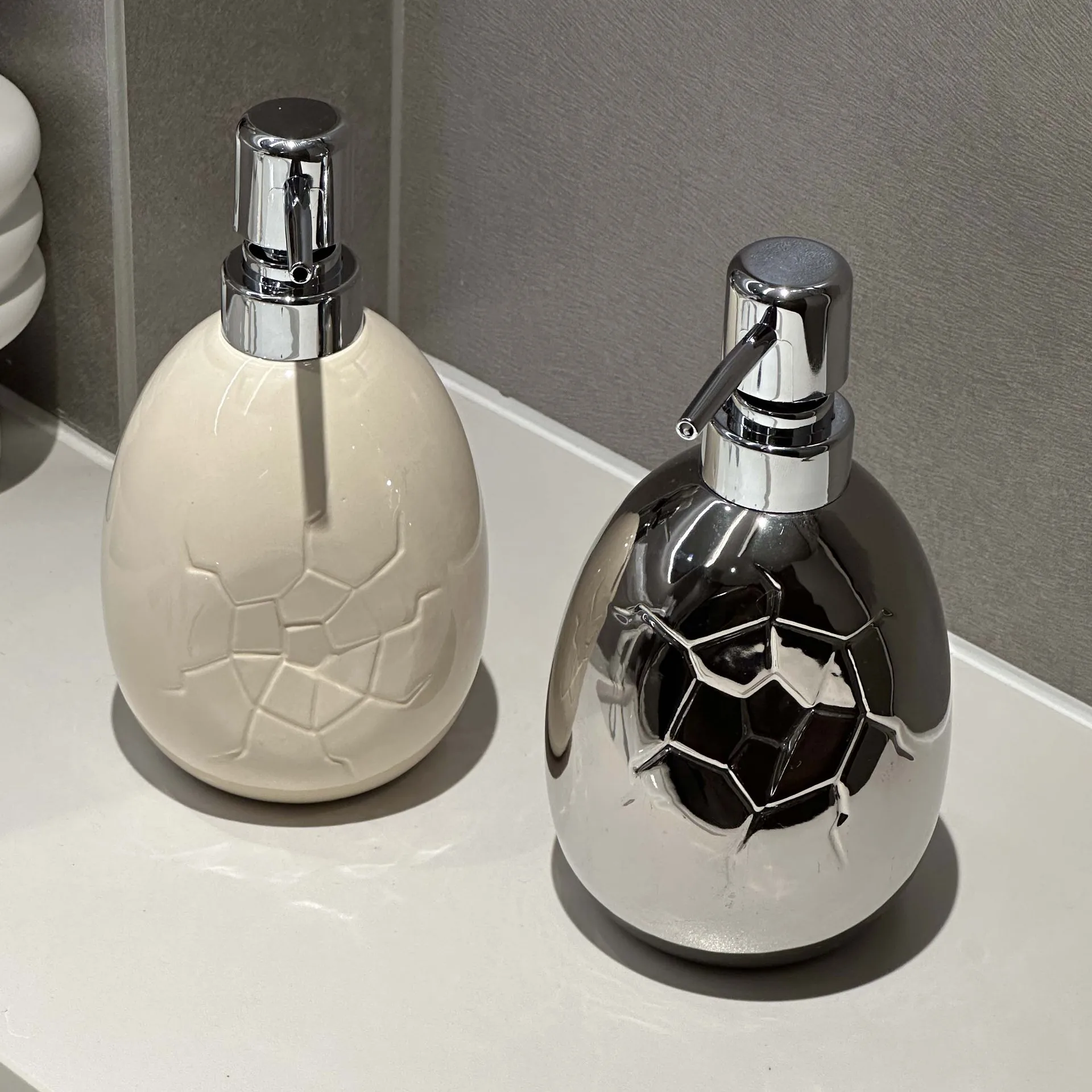 Creative Soap Dispenser Hotel Ceramic Hand Sanitizer Bottle Bathroom Shower Gel Lotion Bottle Modern Home Bathroom Accessories
Creative Soap Dispenser Hotel Ceramic Hand Sanitizer Bottle Bathroom Shower Gel Lotion Bottle Modern Home Bathroom Accessories
